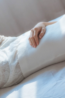 年轻妈妈遮肉上衣